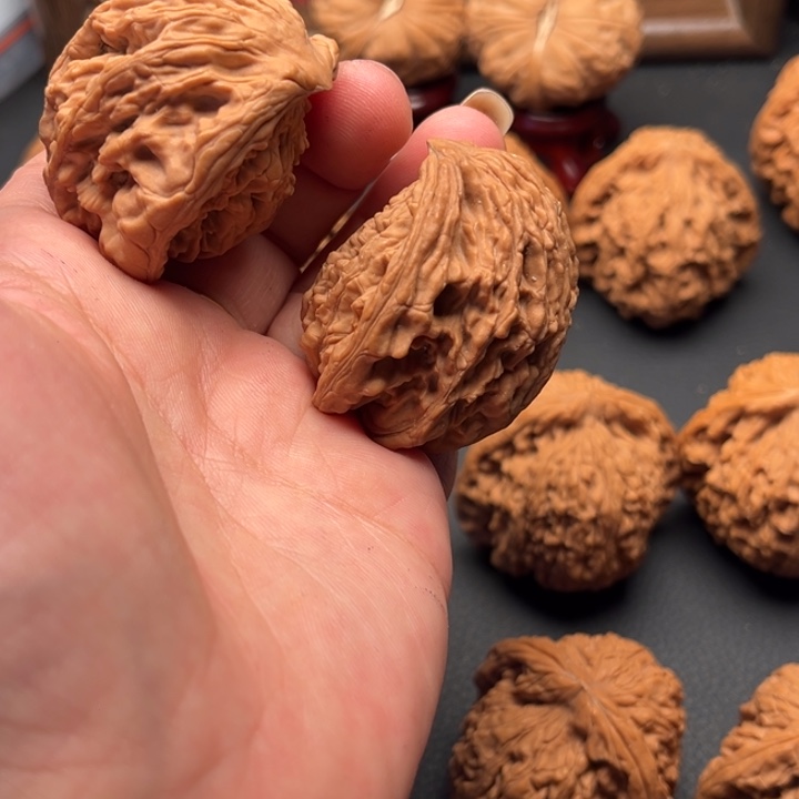 文玩核桃吊坠虎头鹰嘴