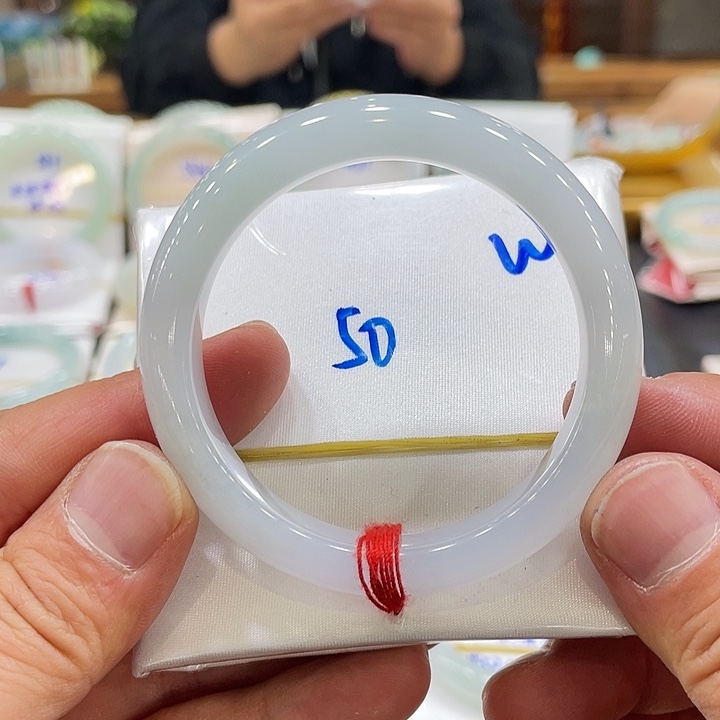 翡翠手镯未镶嵌翡翠