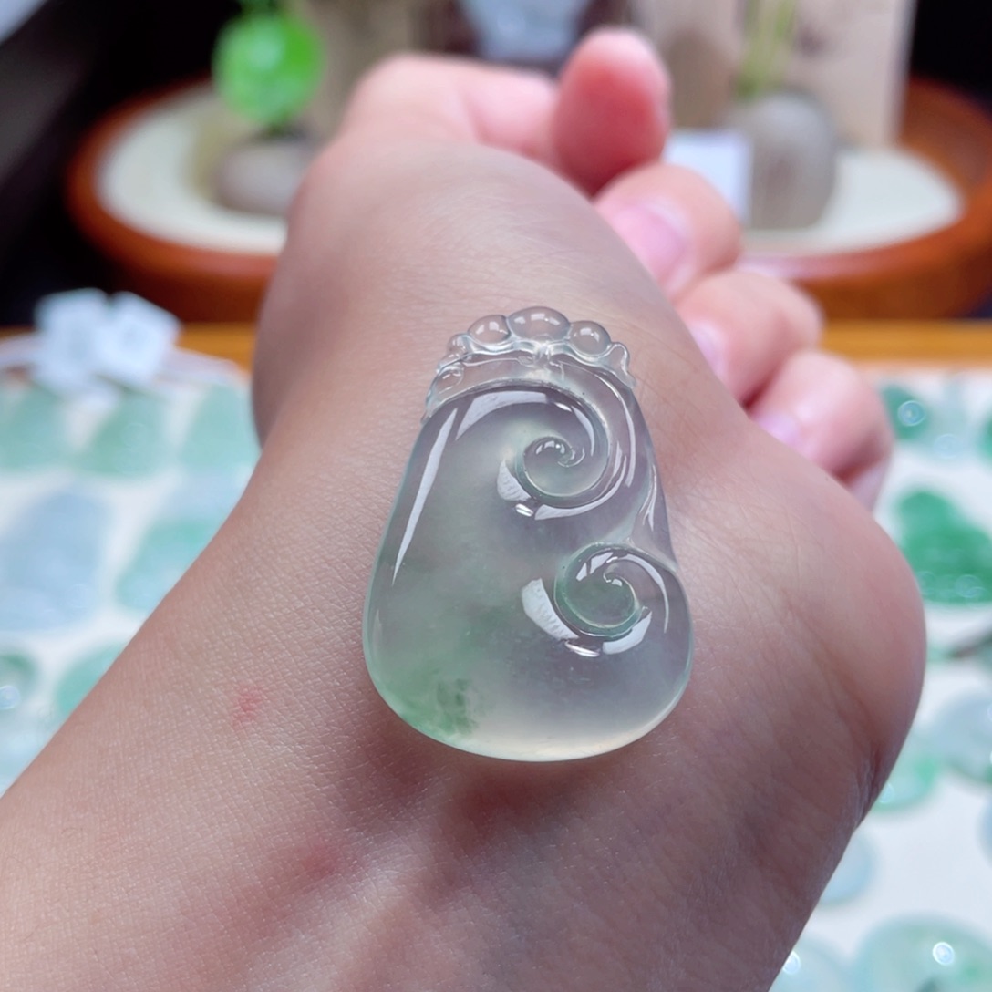 翡翠颈饰未镶嵌如意