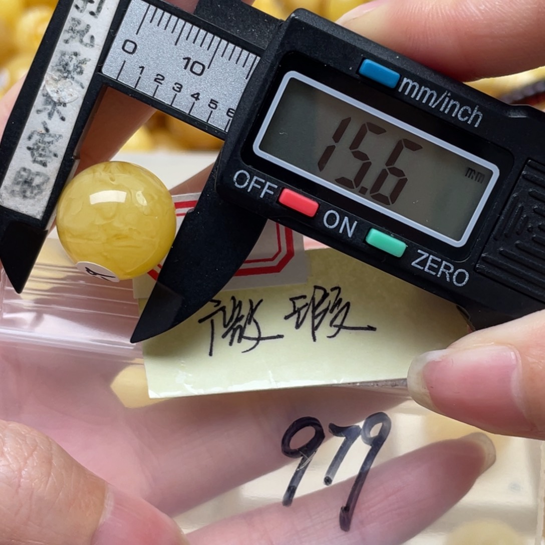 未镶嵌蜜蜡裸石大瑕