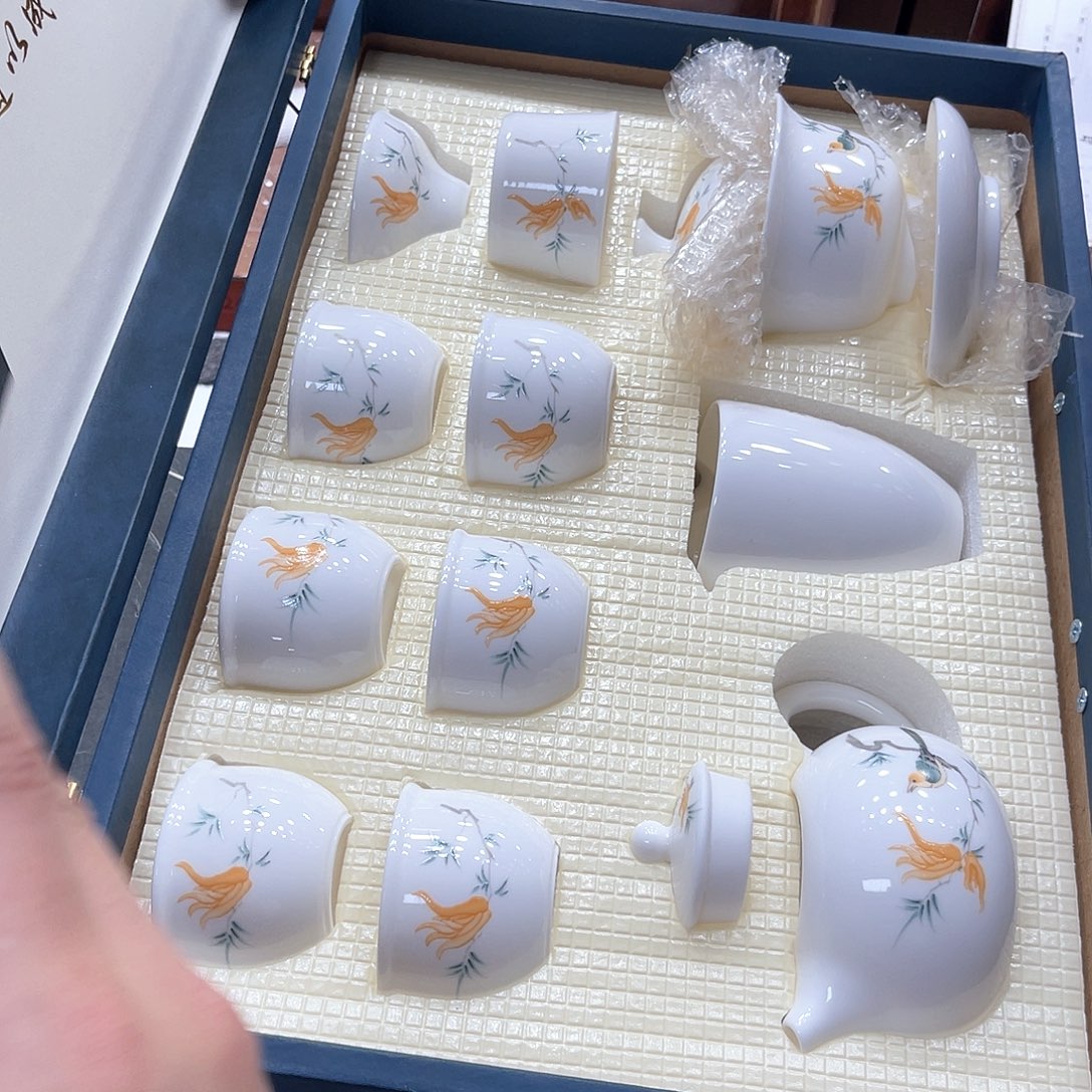 孤品茶具套装等。          