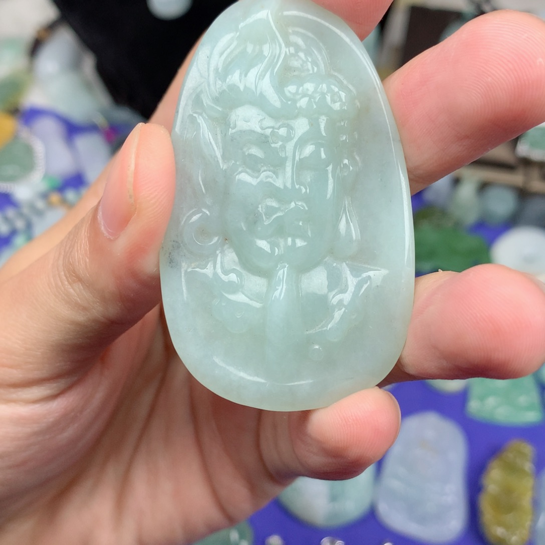 翡翠颈饰未镶嵌一念之间