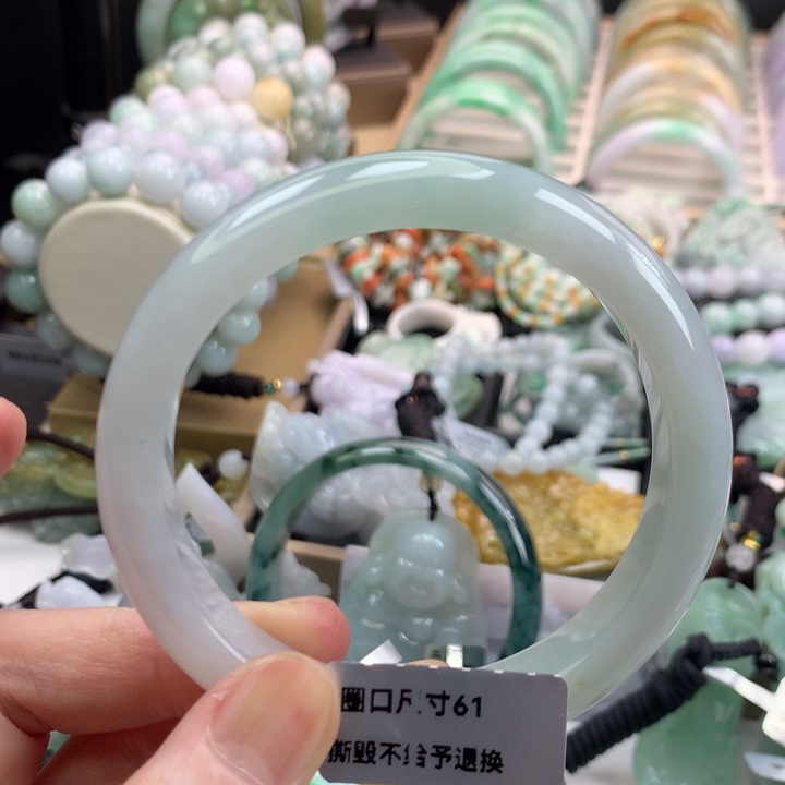 翡翠手镯未镶嵌吊坠