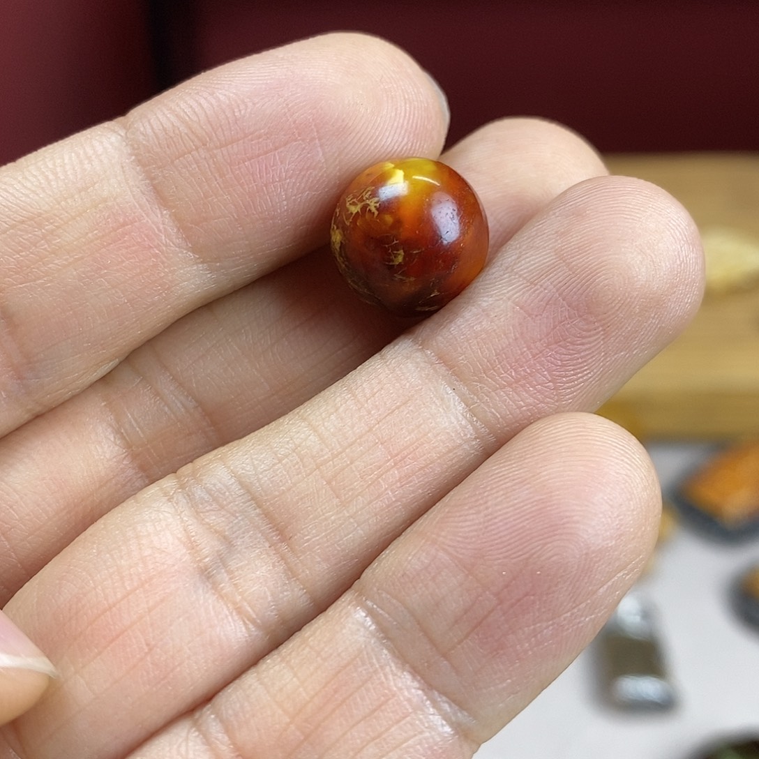 刚***哥琥珀未镶嵌颈饰红白小妖珠