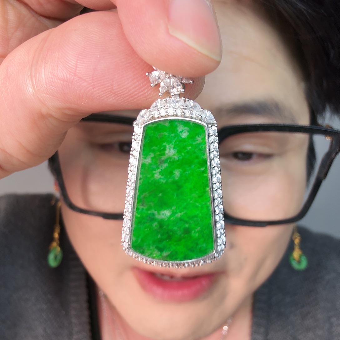 翡翠未镶嵌颈饰一件