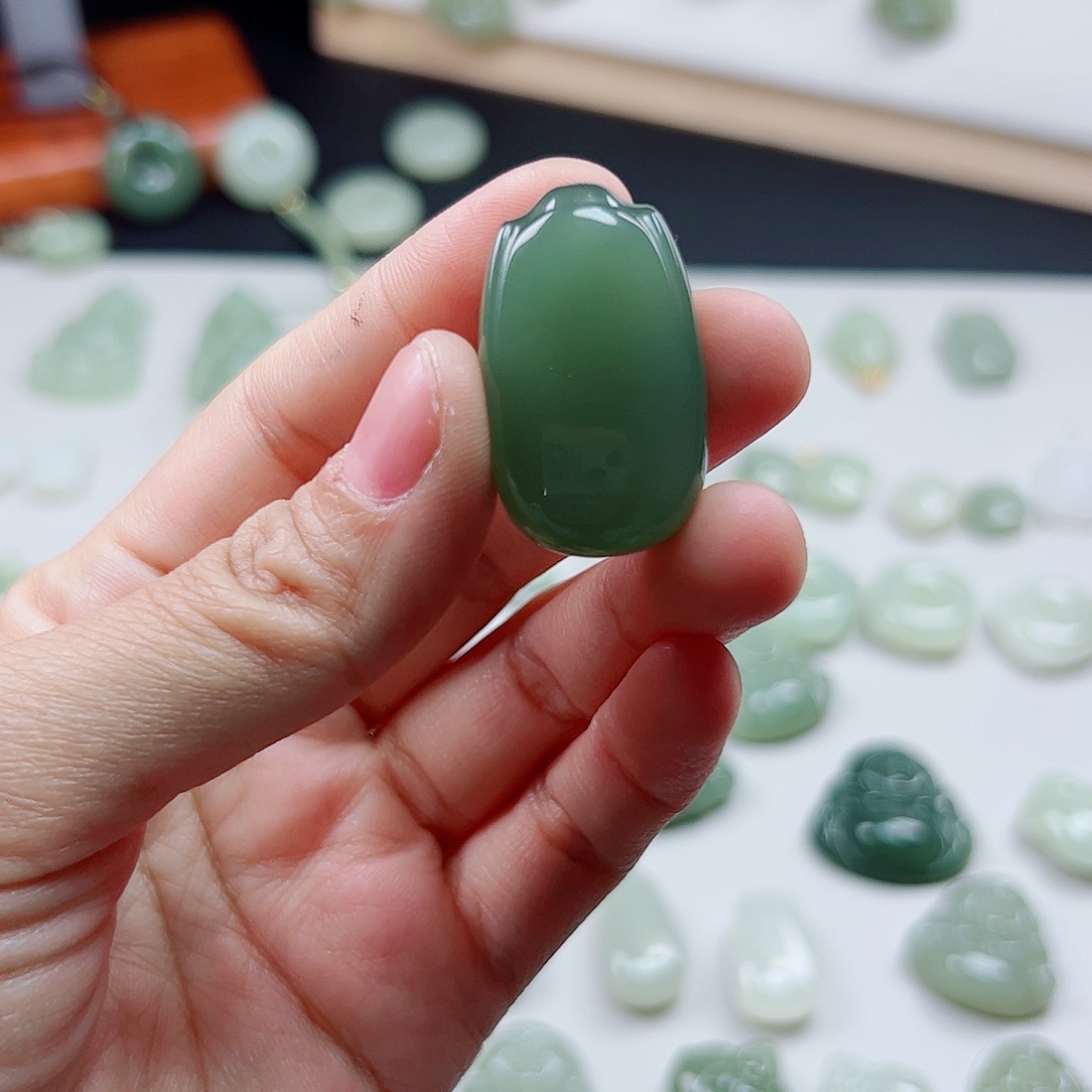 和田玉未镶嵌颈饰兔*