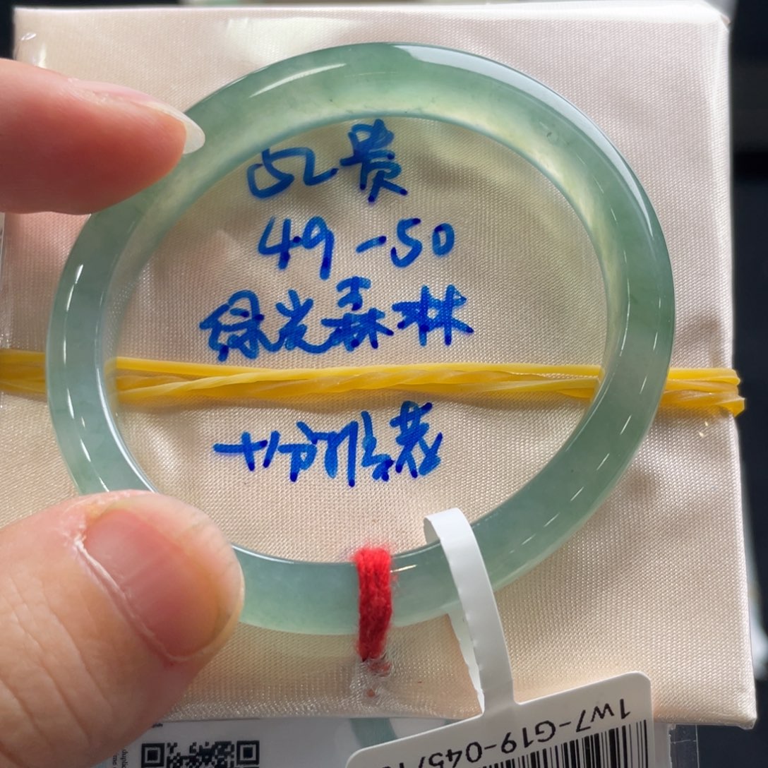 翡翠手镯未镶嵌翡翠手镯