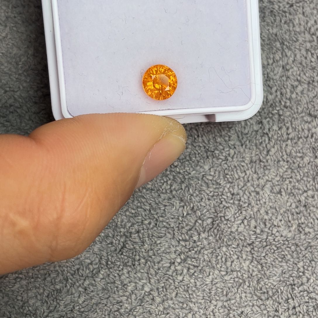 石榴石（芬达石）裸石未镶嵌1.75Ct。  