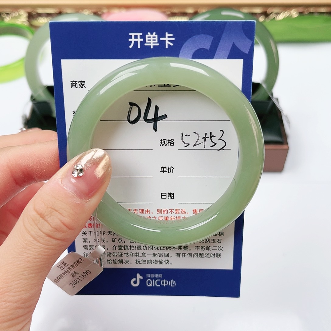 和田玉手镯未镶嵌水*