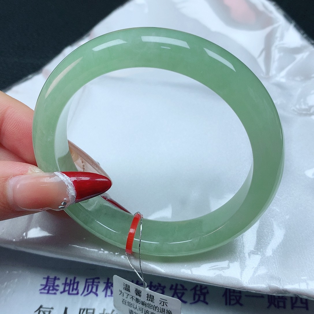 翡翠手镯未镶嵌56圈