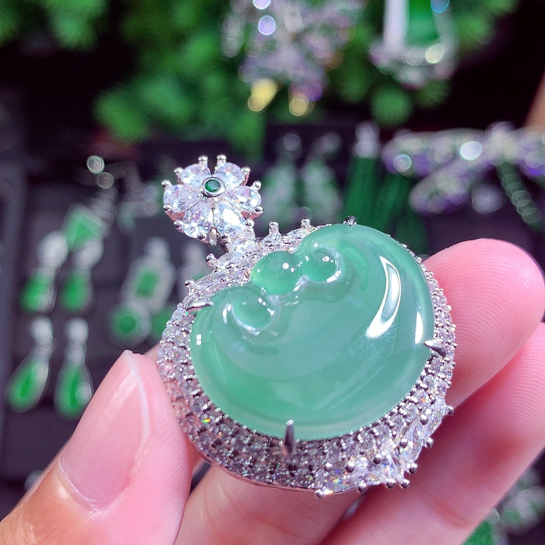 颈饰未镶嵌翡翠天然