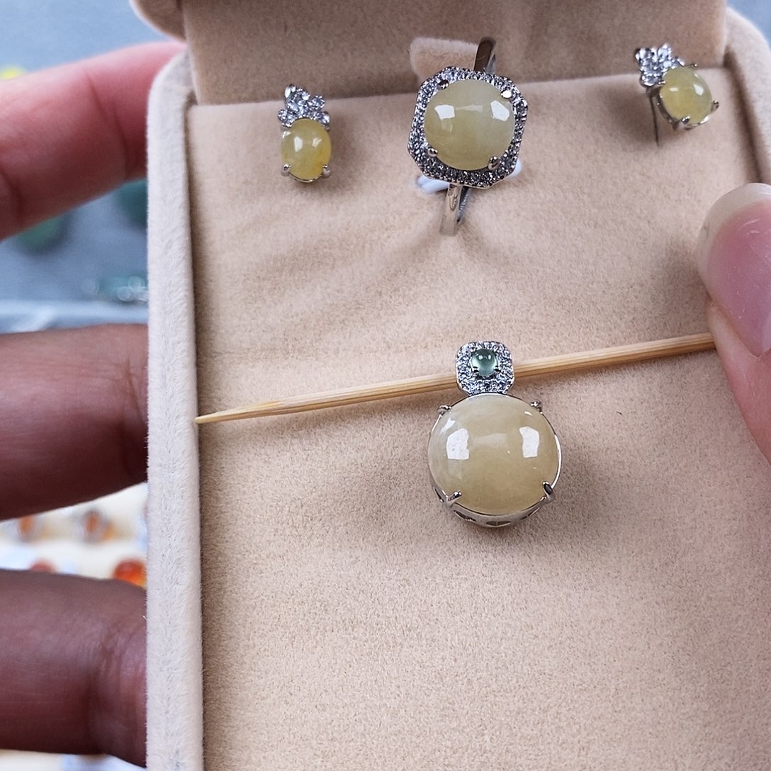 金***贝翡翠未镶嵌戒指缅甸