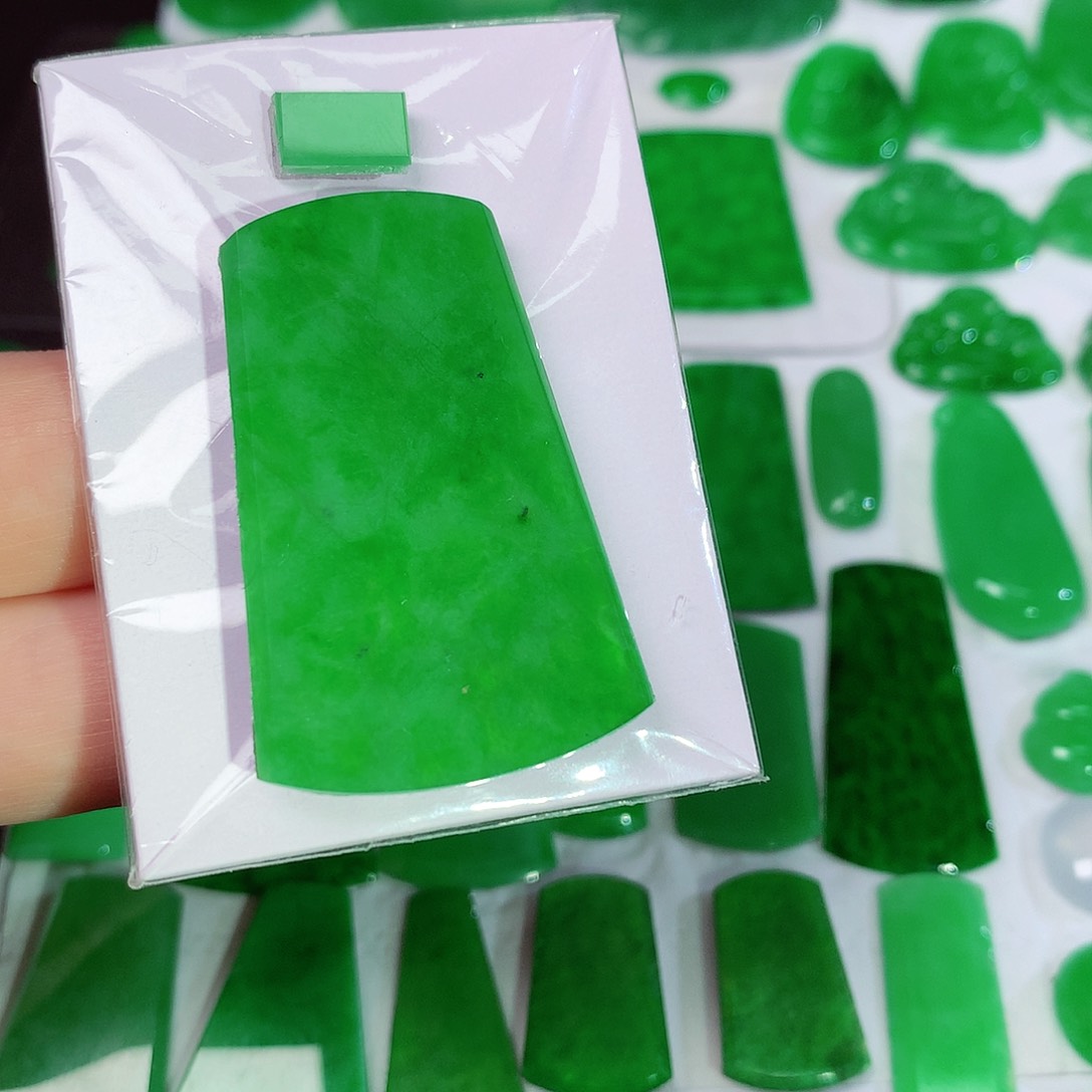 翡翠颈饰未镶嵌天然翡翠