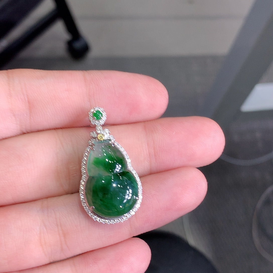 翡翠18K金镶嵌颈饰