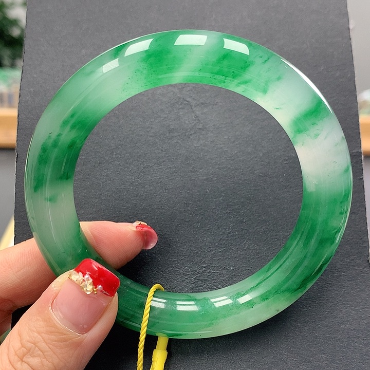 石英质玉手镯未镶嵌在**?