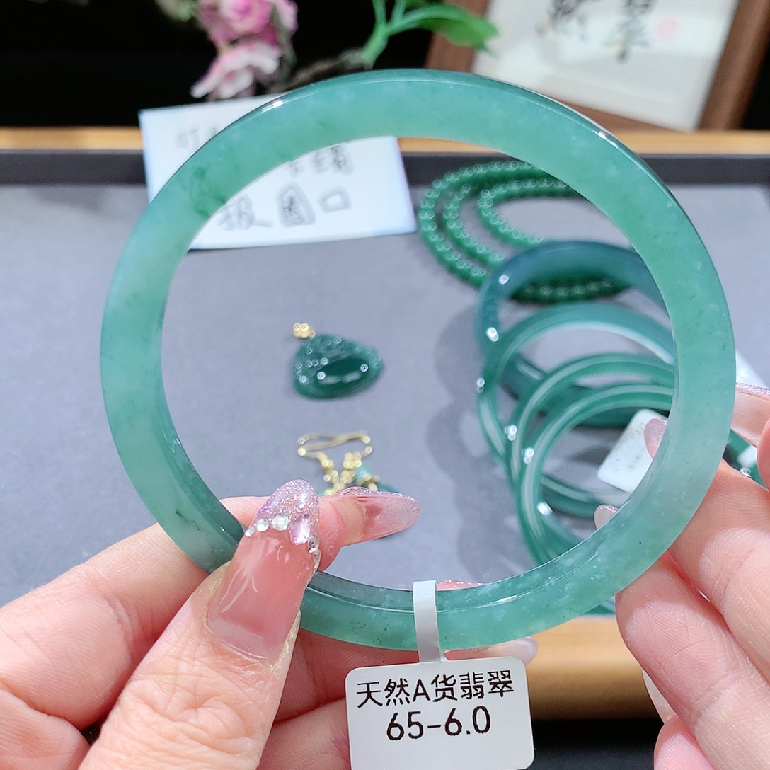 翡翠手镯（圆镯）未镶嵌