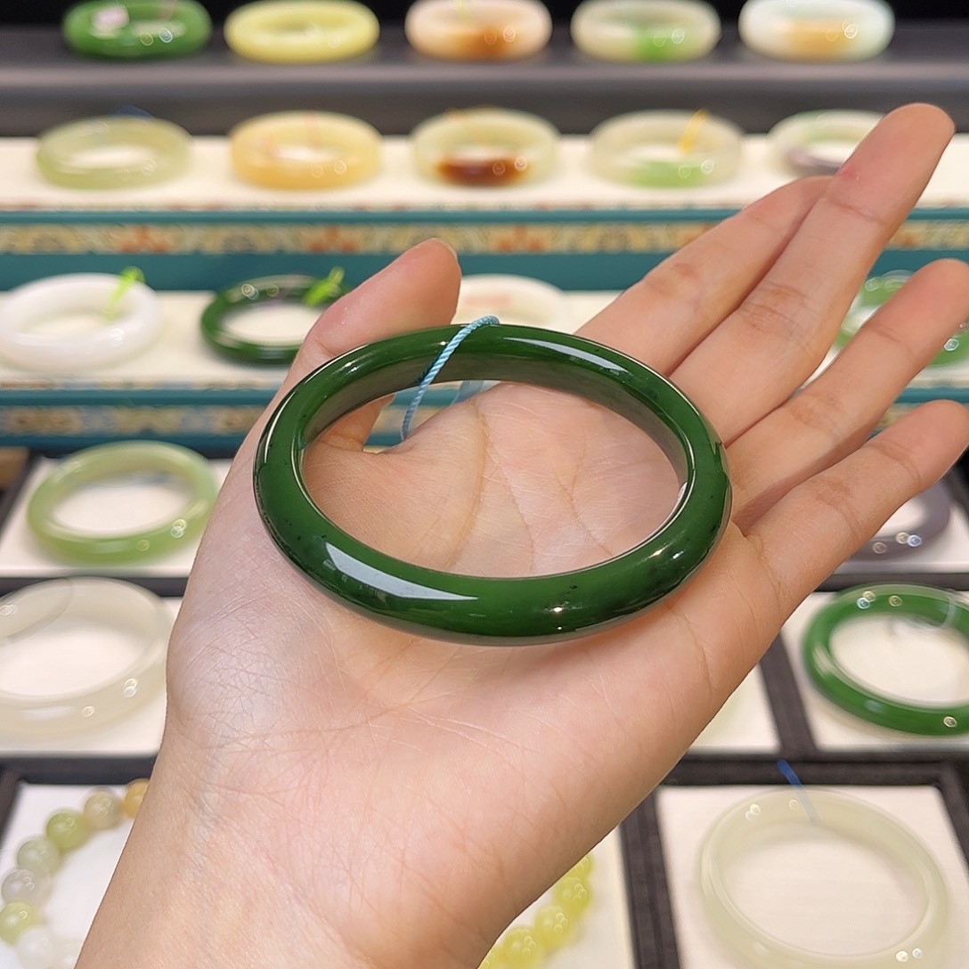 和田玉手镯未镶嵌菠菜绿