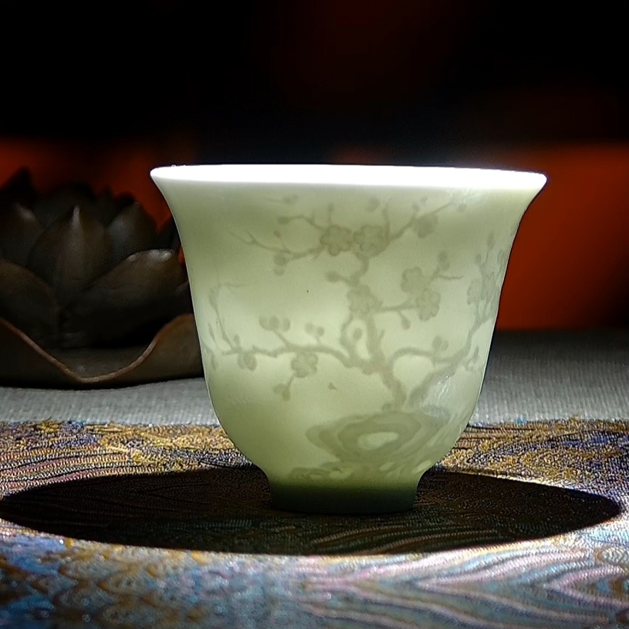 景德镇经典青白瓷冬梅傲雪堆雕主人杯