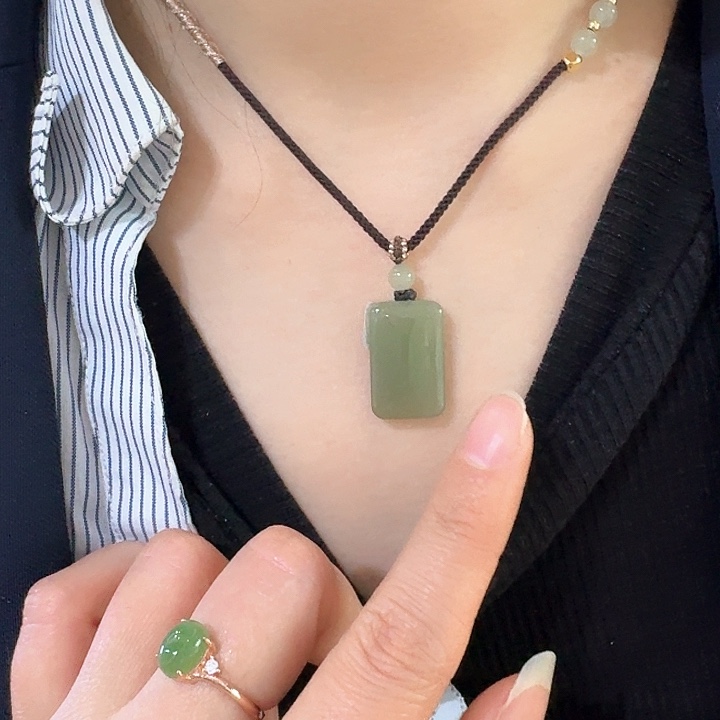 石英质玉颈饰合金