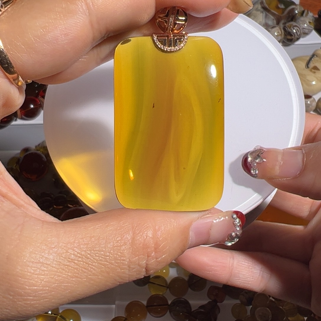 18K金镶嵌琥珀裸石彩虹茶珀牌子