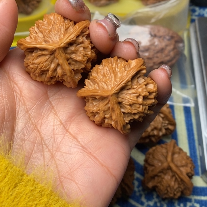 小***天吊坠桃核三棱核桃