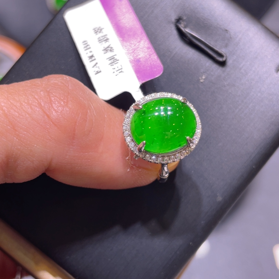 翡翠未镶嵌颈饰戒指