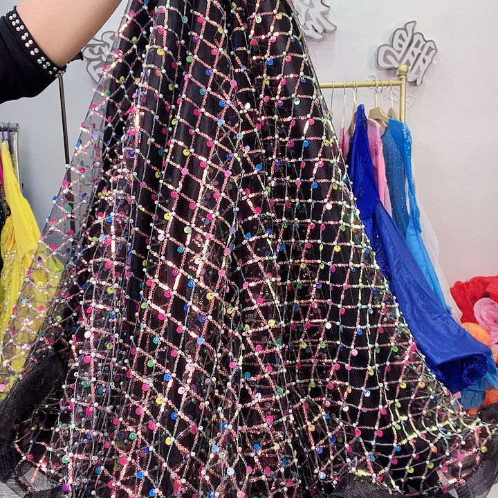 交谊舞厅的灯也没灭