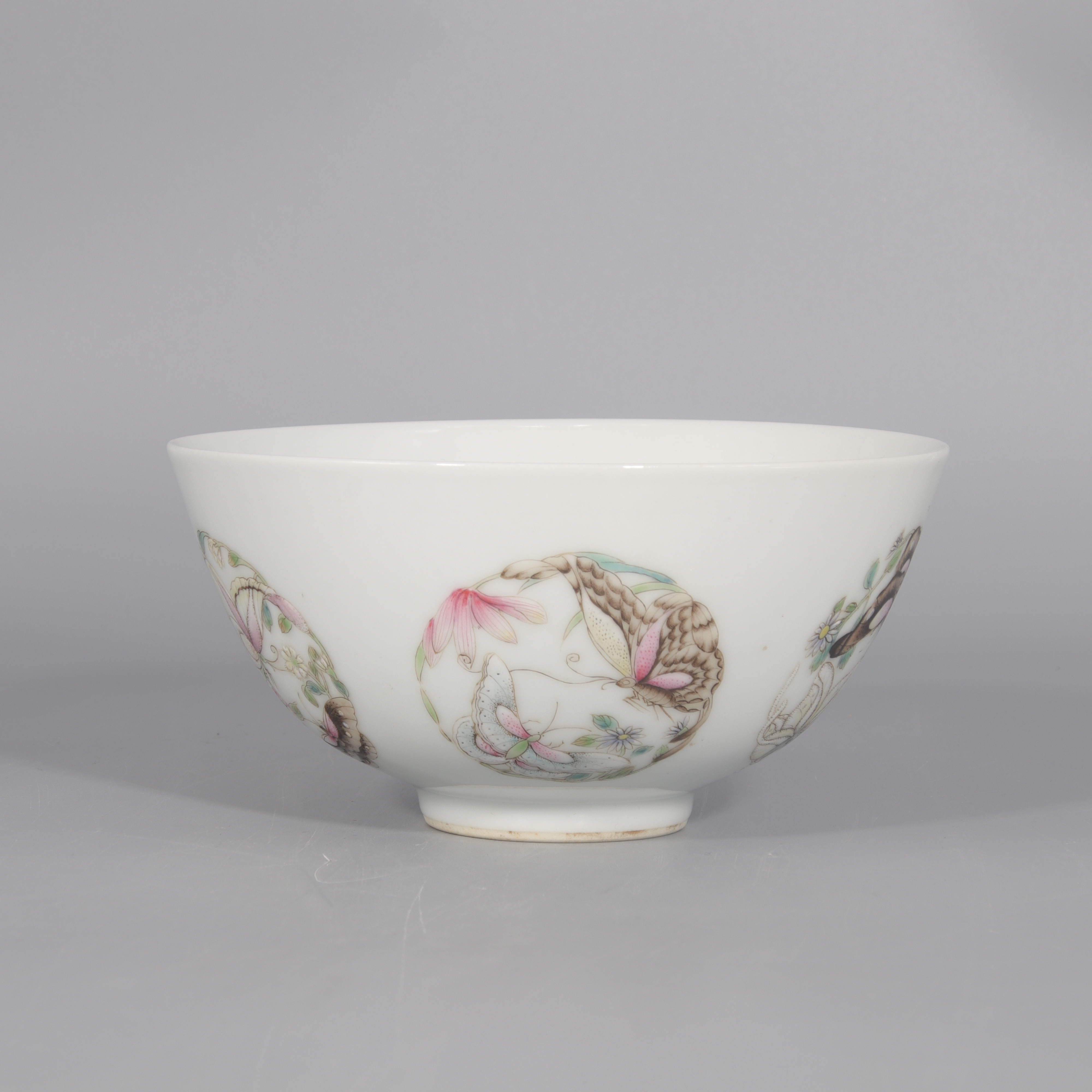 粉彩团蝶纹碗      H412-515