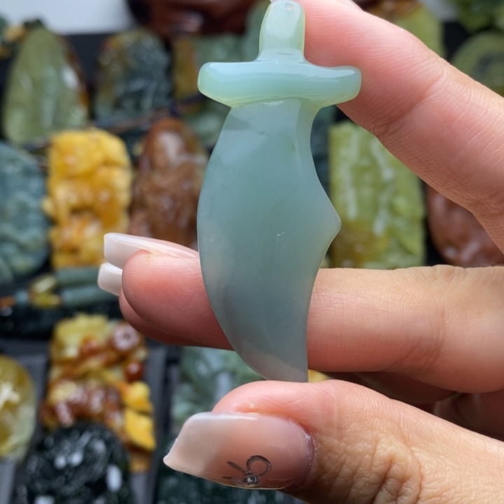 蛇纹石玉未镶嵌颈饰