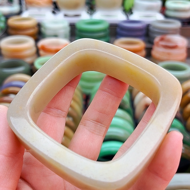 未镶嵌手镯（圆镯）石英质玉