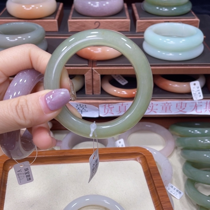 我***何石英质玉手镯未镶嵌