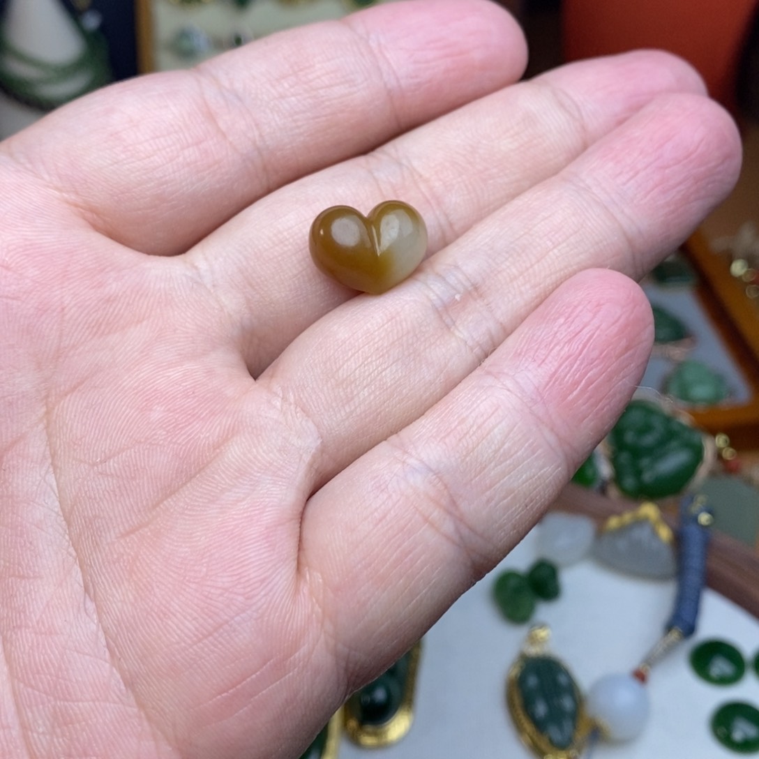 颈饰未镶嵌和田玉中间打直孔，不支持退换！