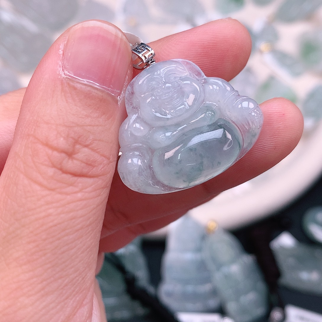 翡翠颈饰18K金镶嵌飘绿佛公