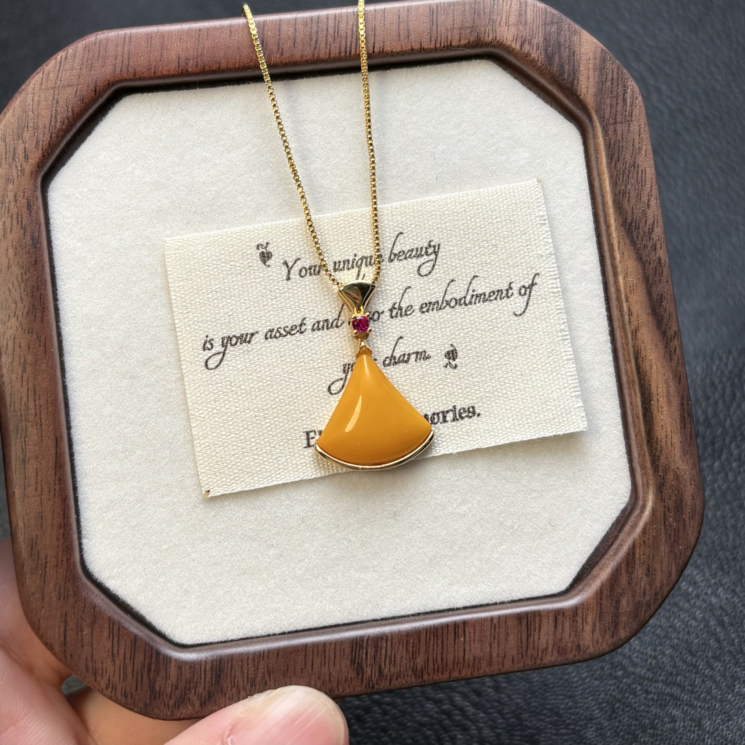 天然蜜蜡小吊坠精致款经典镶嵌气质