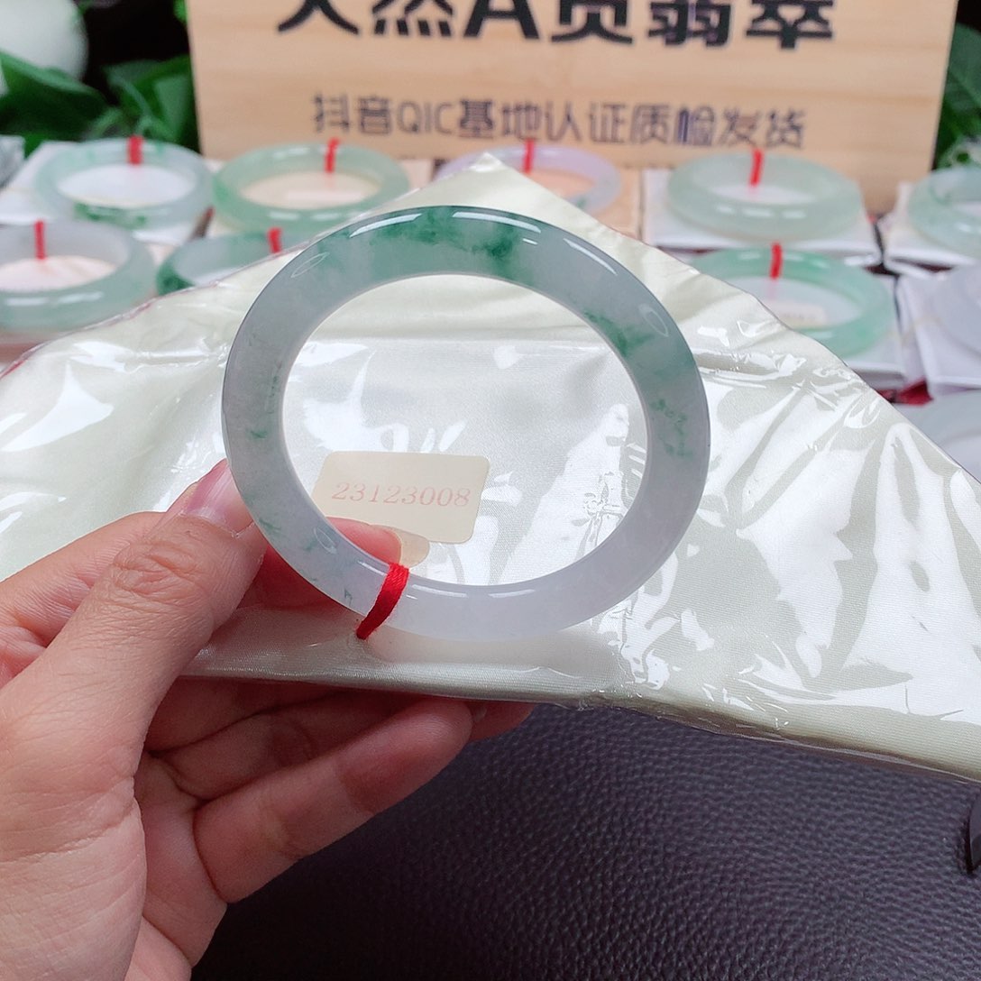 翡翠手镯（圆镯）未镶嵌天然A货翡翠手镯
