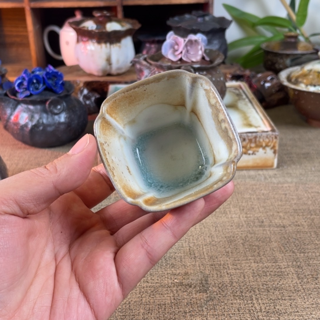 45方杯。  柴烧。 中白杯子