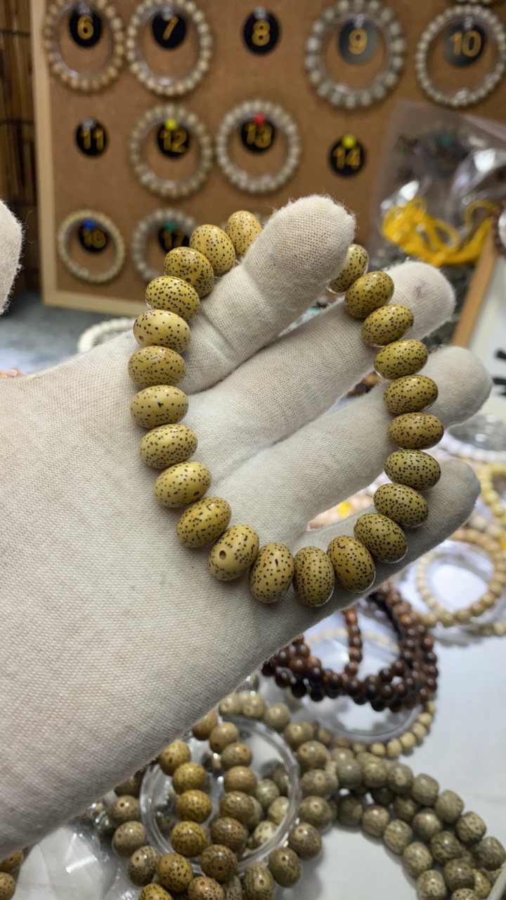 10×13  苹果  手串鸡油黄  A13