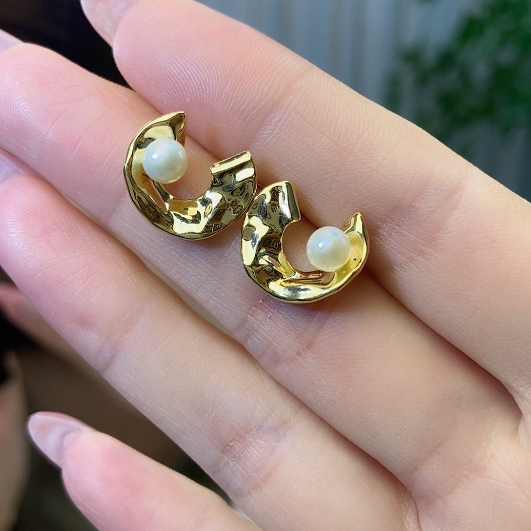 淡水珍珠耳钉，银S925镶嵌