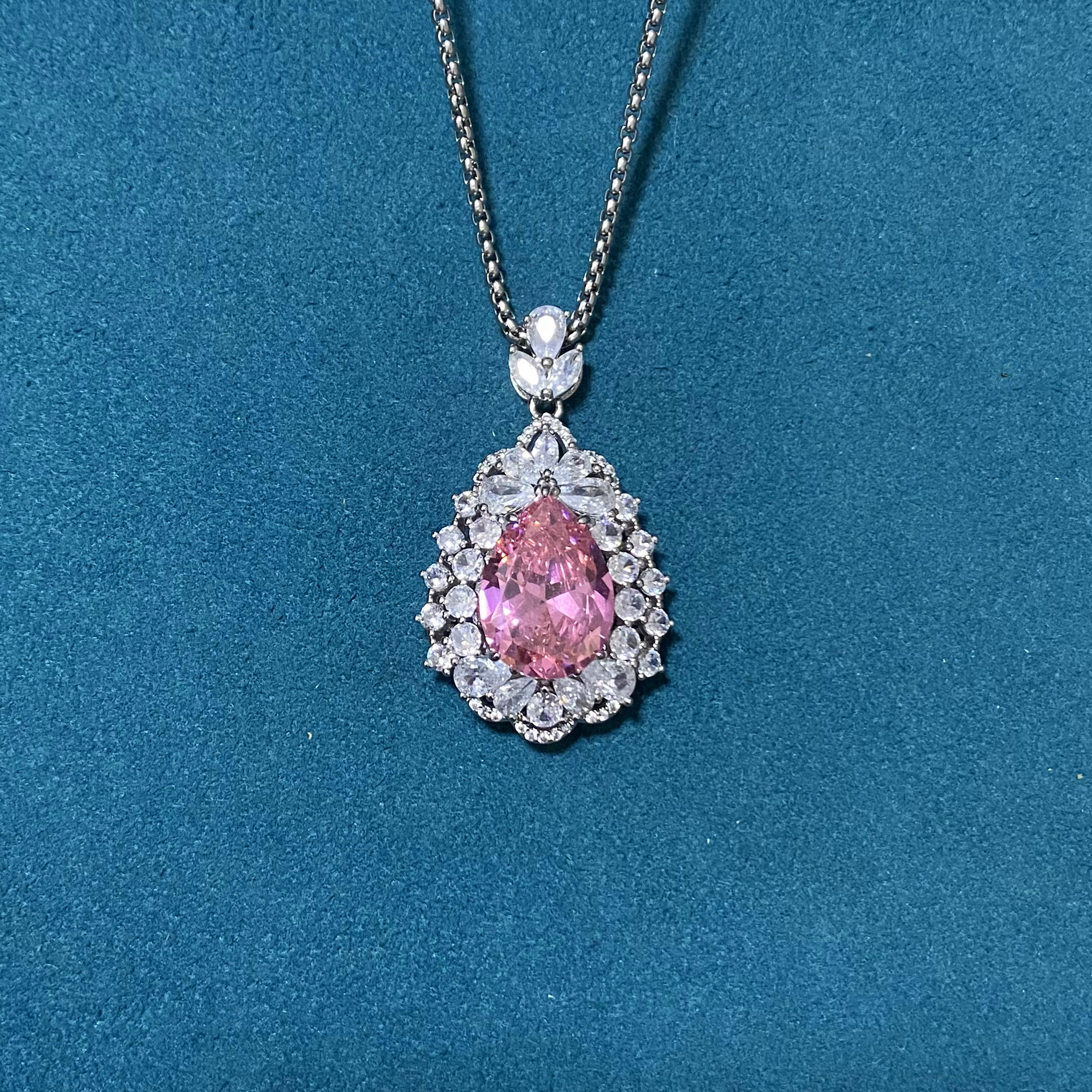 蓝宝石（处理）奢华高贵粉色吊坠水滴838