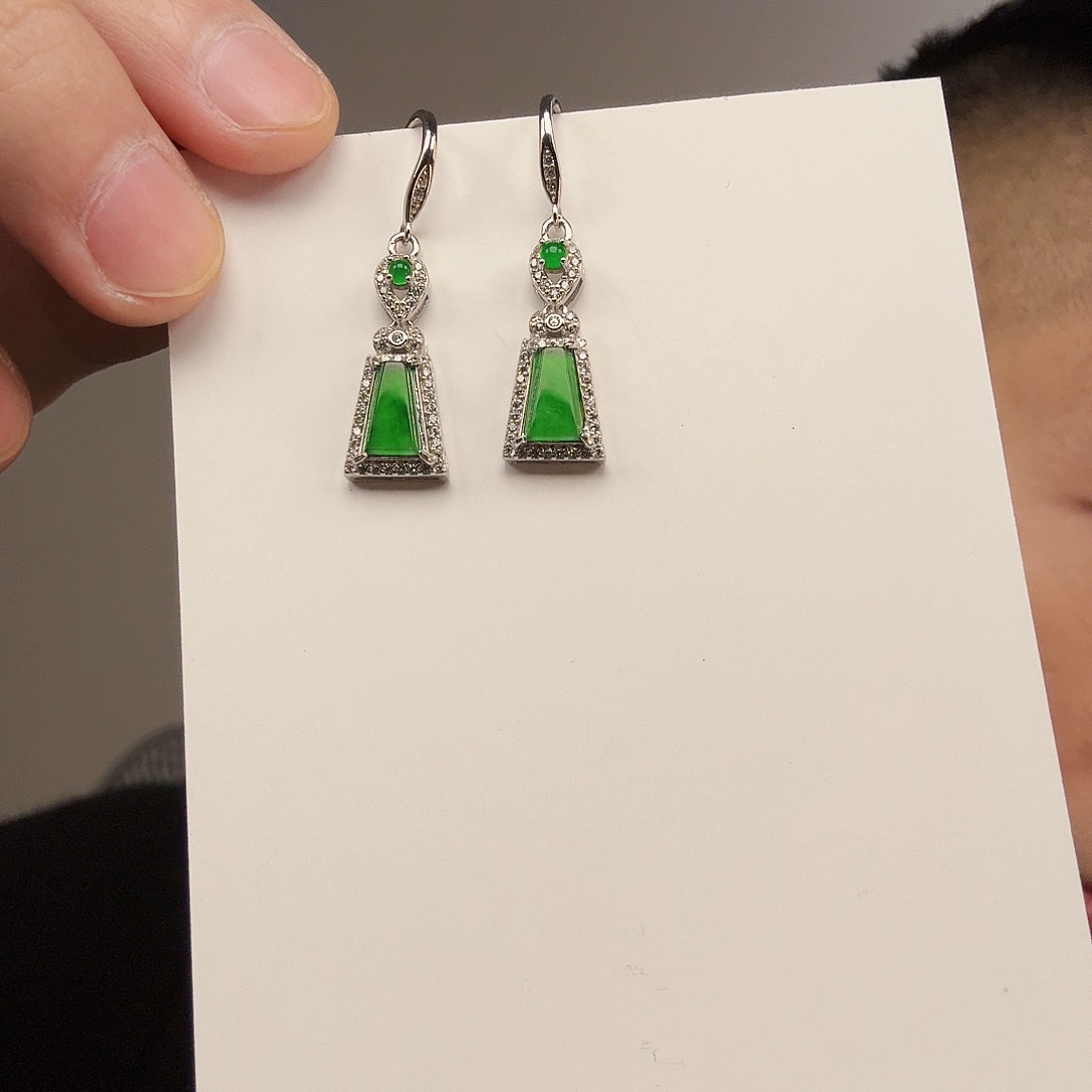 翡翠未镶嵌颈饰一对