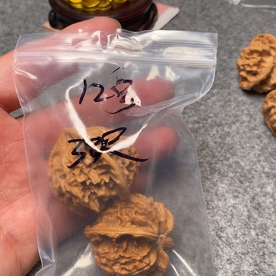 文玩核桃把件艷*天三棱