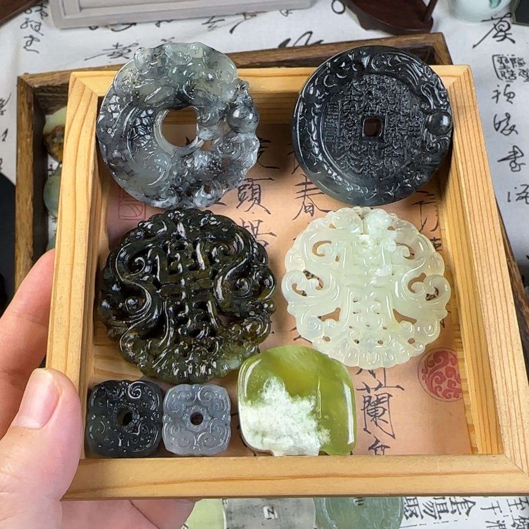 三***机蛇纹石玉合金颈饰