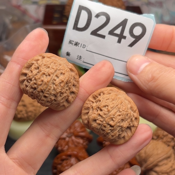 文玩核桃吊坠249血麒麟32