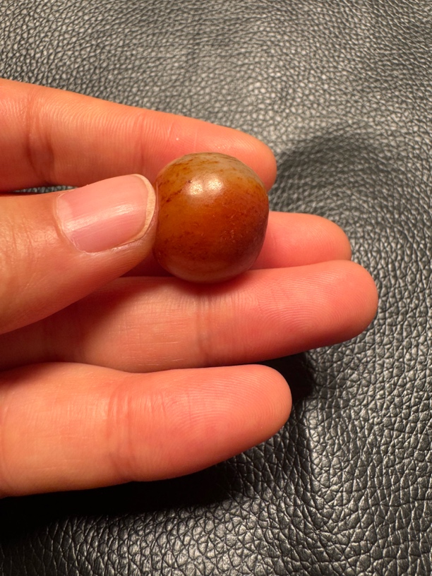 和田玉带沁圆珠糖球