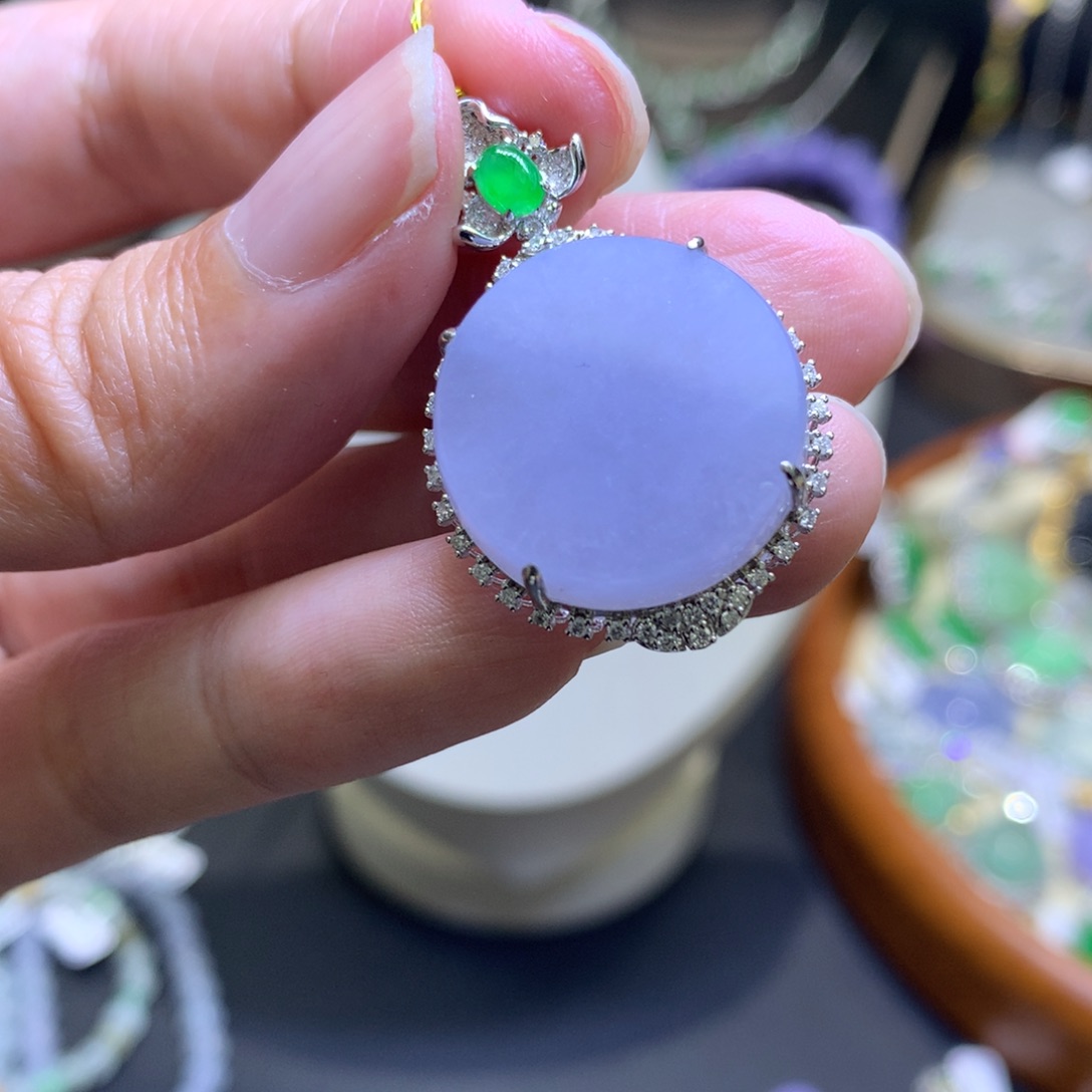 颈饰18K金镶嵌翡翠