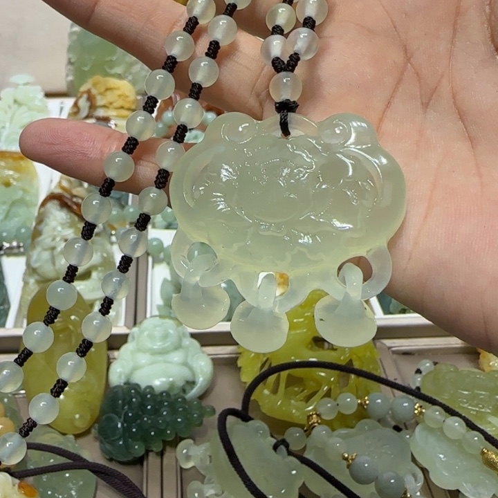 蛇纹石玉吊坠未镶嵌