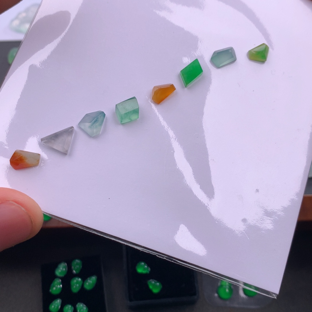 翡翠耳饰未镶嵌翡翠