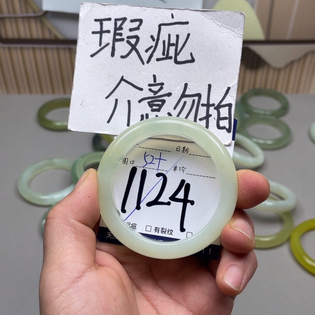 岫玉手镯手镯未镶嵌