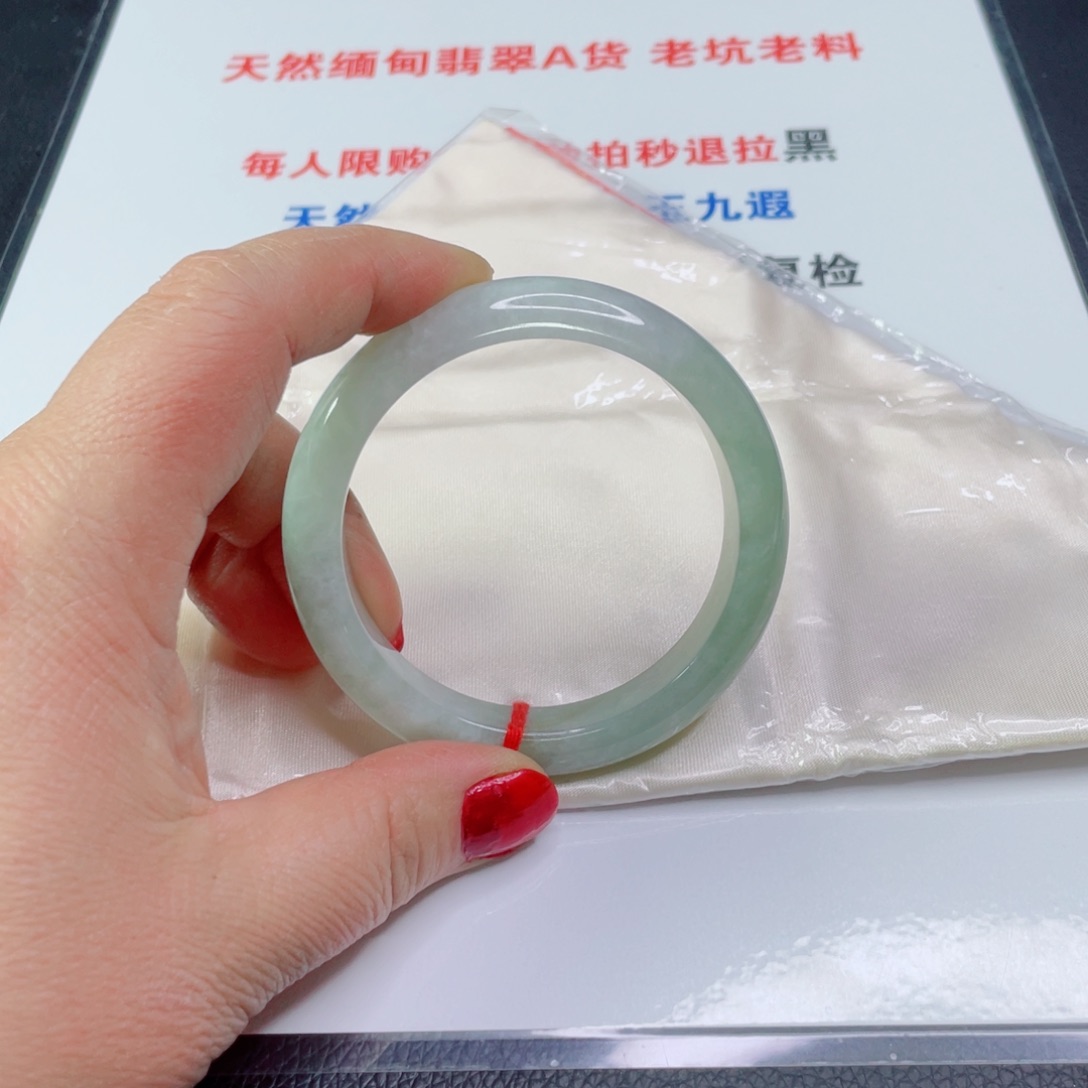 翡翠手镯未镶嵌贝****睫