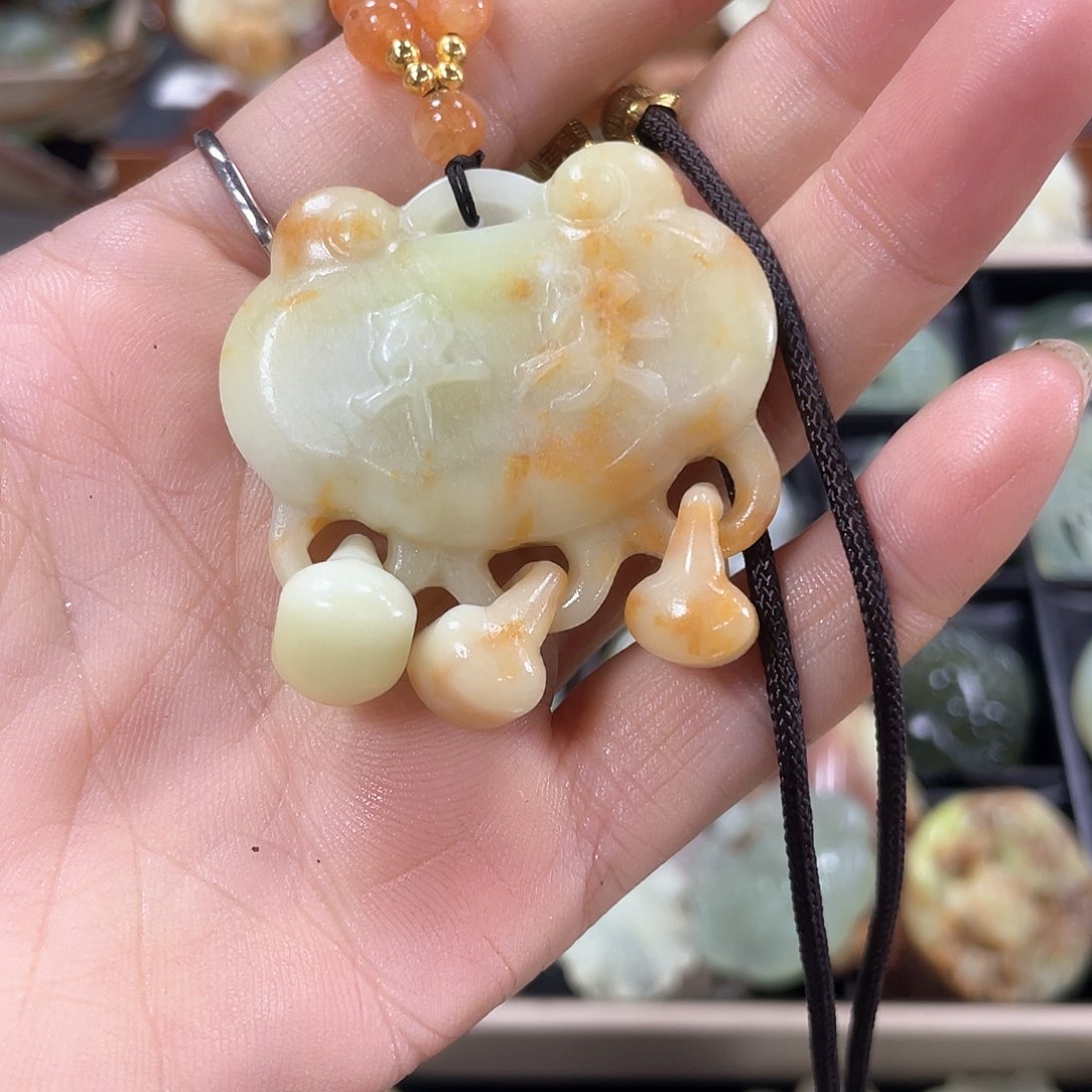 蛇纹石玉颈饰合金